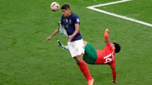 2022年国际足联世界杯：法国深入挖掘，拉斐尔-瓦拉内成为防守英雄，进入对阿根廷的决赛