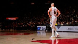今天的NBA球员预选赛： 在雄鹿对掘金的比赛中淡化尼古拉-约基奇