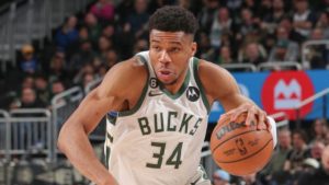 雄鹿队球星吉安尼斯-安特托孔波创造了NBA历史上第13个完美三双的历史