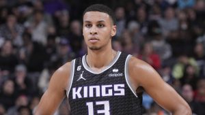 NBA同场竞技附加赛,在凯尔特人对阵国王的比赛中支持基根-穆雷（3月21日）