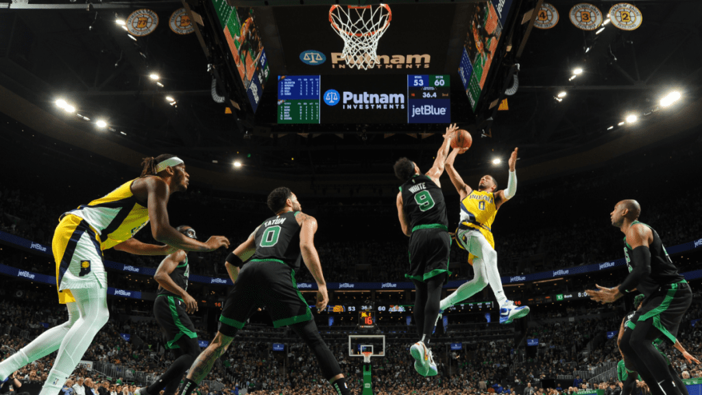 NBA东部季后赛情况： 雄鹿队、凯尔特人队和六人队已经锁定了季后赛席位,骑士队只差一场胜利
