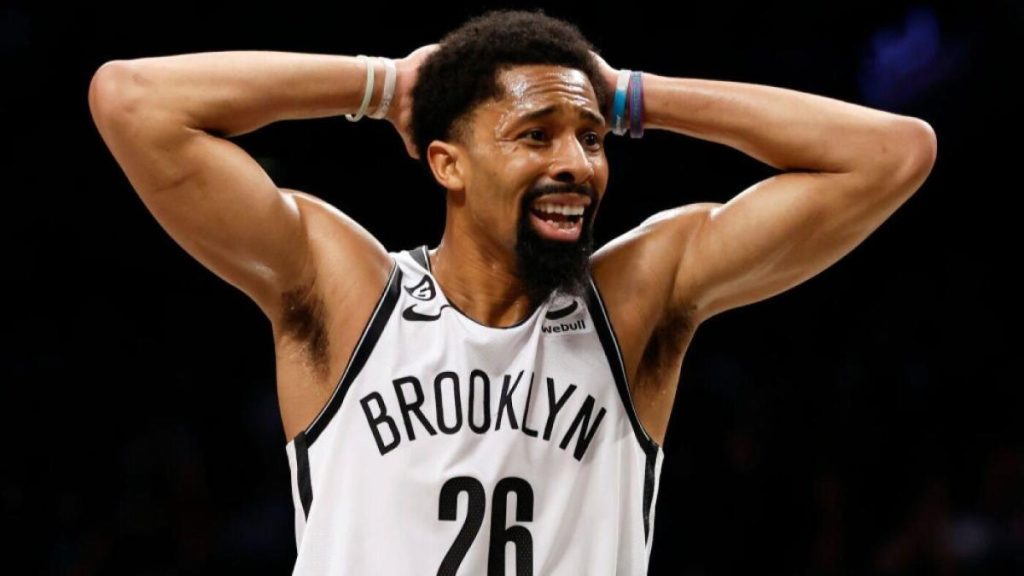 NBA东部联盟的季后赛画面： 篮网队选择了糟糕的时间进行五连败，尼克斯队也在滑坡