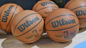 如何观看菲尼克斯太阳队对丹佛掘金队： 周四的NBA比赛的直播、电视频道、开始时间